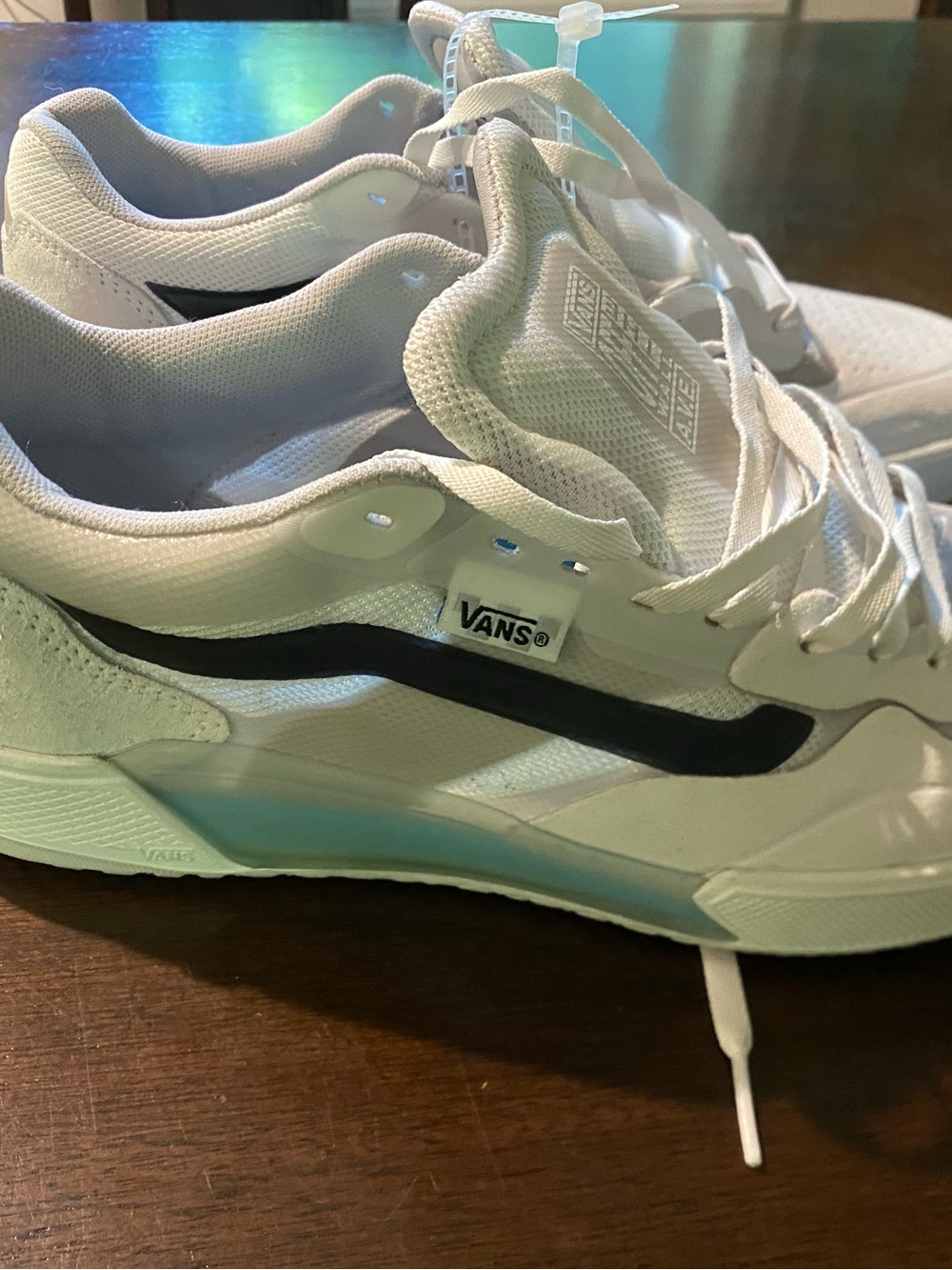 Vans Men’s White AVE 2.0